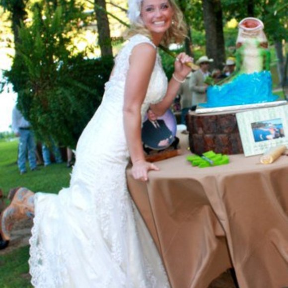 Beautiful beaded & lace wedding dress - Picture 5 of 7